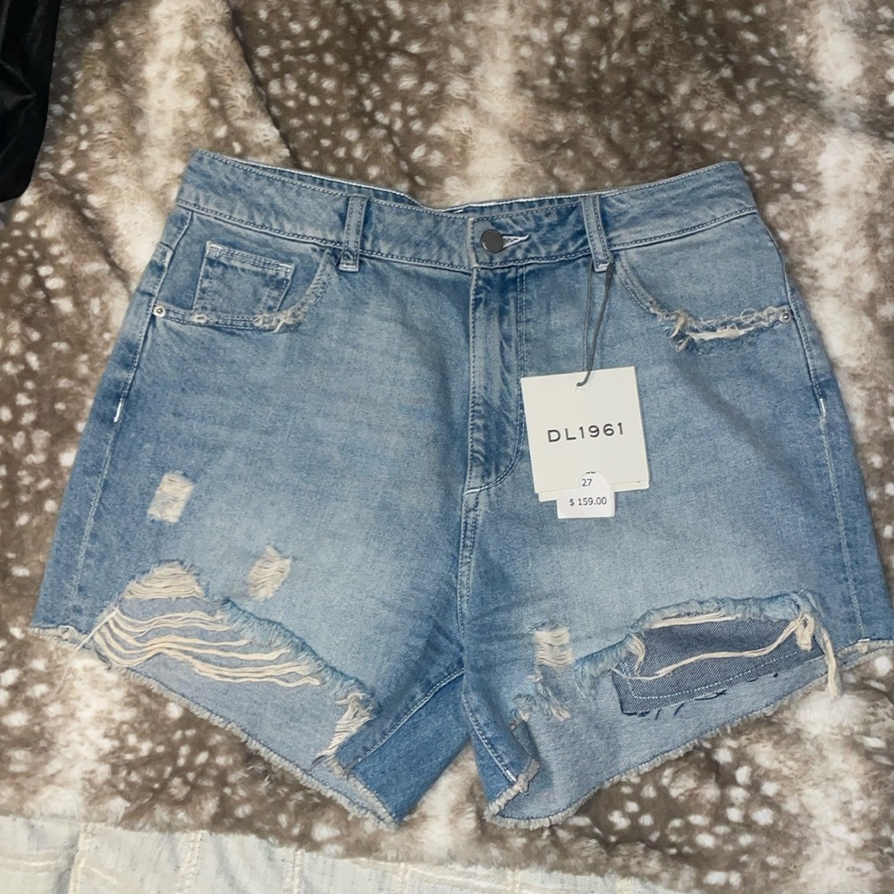 BNWT diatressed Hepburn cutoffs sz 27- DL1961
